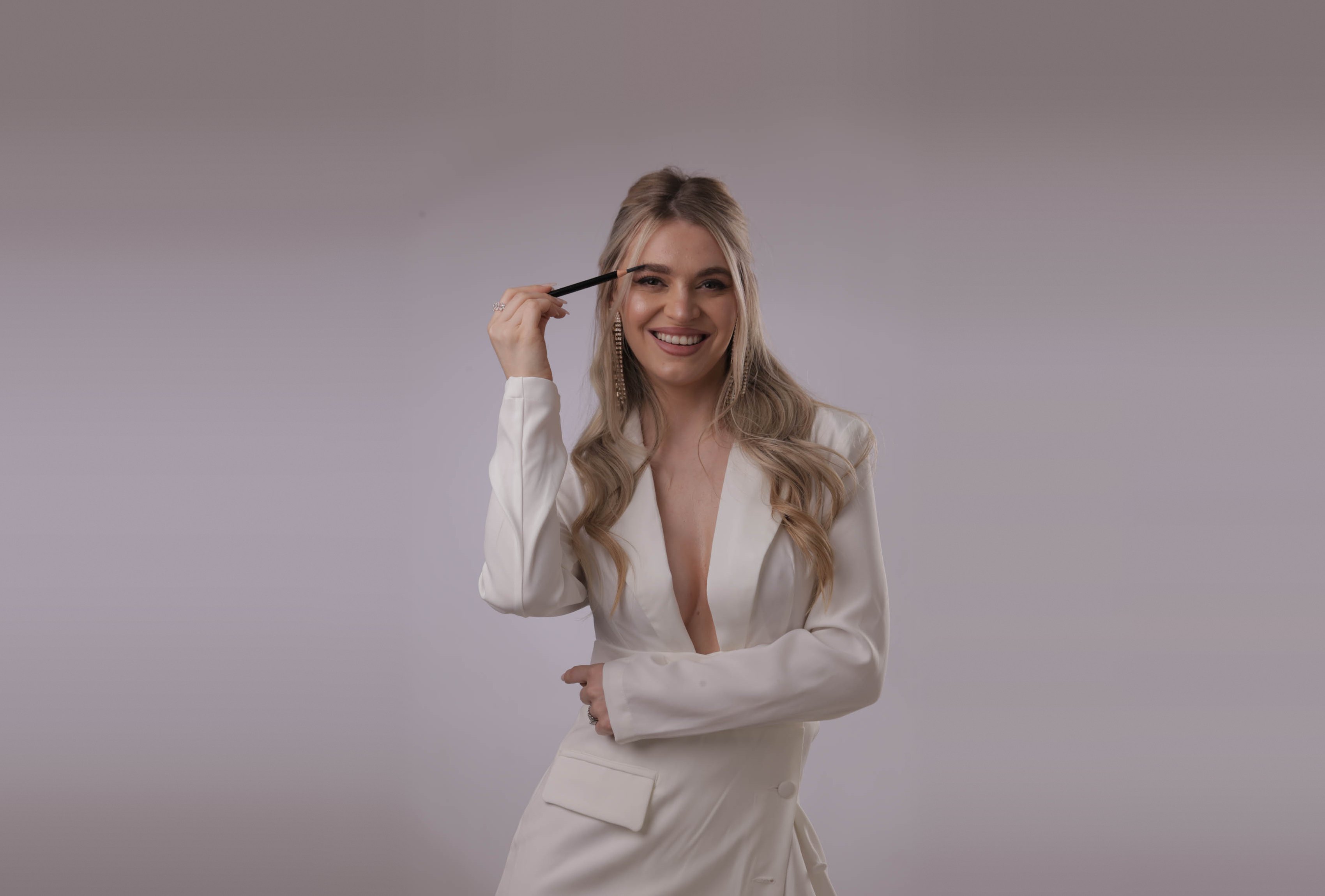 Paulina Barbaro con un lápiz de cejas