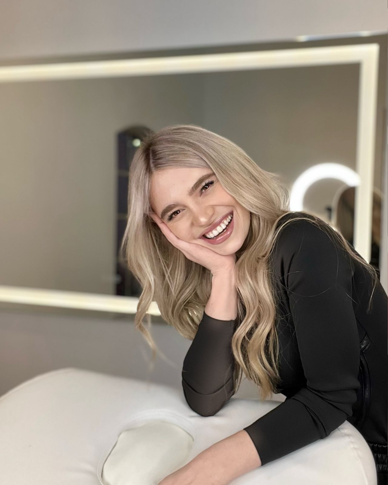 Paulina Barbaro sonriendo en su estudio