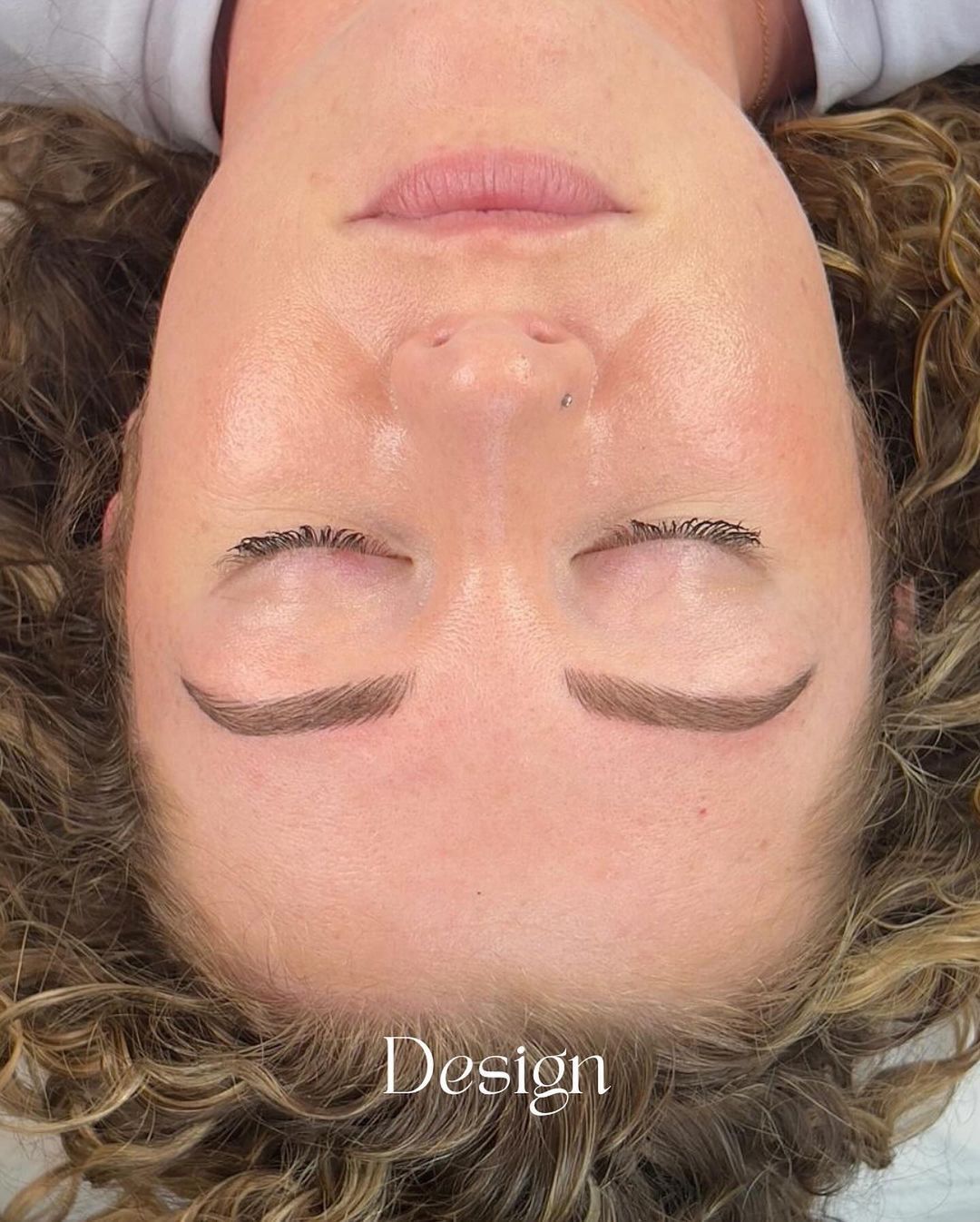 Cejas dibujadas a lápiz, pelo a pelo